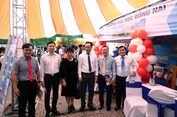 Bí thư T.Ư Đoàn Nguyễn Minh Triết dự khai mạc Tư vấn mùa thi Báo Thanh Niên Bí thư T.Ư Đoàn Nguyễn Minh Triết dự khai mạc Tư vấn mùa thi Báo Thanh Niên