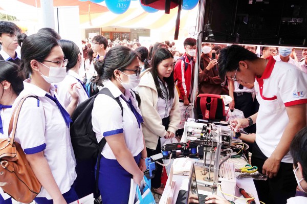 Bí thư T.Ư Đoàn Nguyễn Minh Triết dự khai mạc Tư vấn mùa thi Báo Thanh Niên Bí thư T.Ư Đoàn Nguyễn Minh Triết dự khai mạc Tư vấn mùa thi Báo Thanh Niên