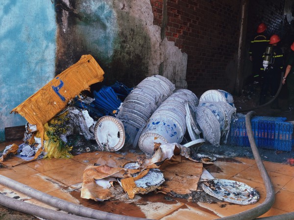 Bình Định: Cháy kho hàng ở cảng cá Quy Nhơn làm 2 người bị thương