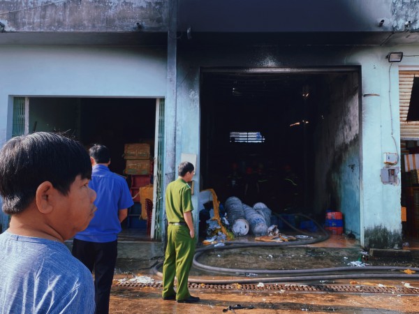 Bình Định: Cháy kho hàng ở cảng cá Quy Nhơn làm 2 người bị thương