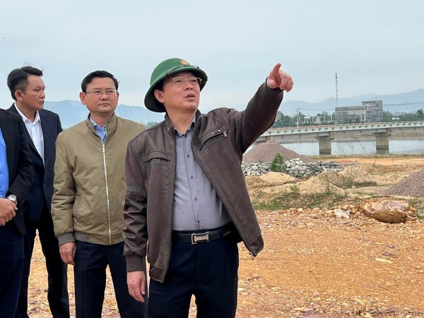 Bình Định: Kiên quyết loại bỏ những nhà thầu thi công đường kém chất lượng Bình Định: Kiên quyết loại bỏ những nhà thầu thi công đường kém chất lượng