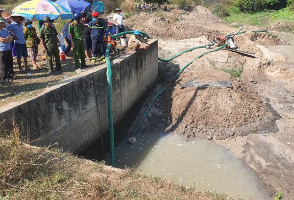 Bình Dương: Bơm cạn kênh Tham Rớt tìm người đàn ông mất tích khi câu cá