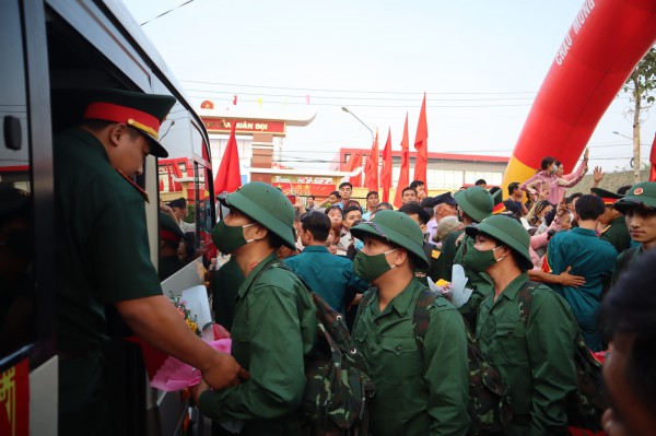 Bình Phước: 1.455 tân binh nô nức lên đường nhập ngũ