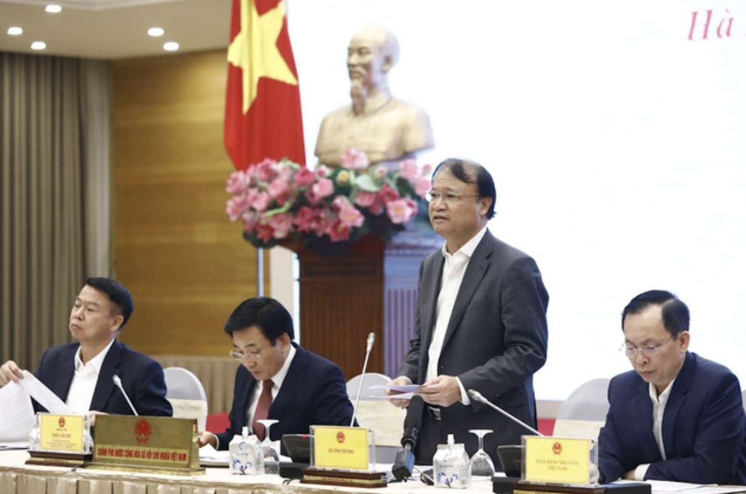 Bộ Công Thương nói về việc xử lý khoản lỗ 31.000 tỷ đồng của EVN Bộ Công Thương nói về việc xử lý khoản lỗ 31.000 tỷ đồng của EVN