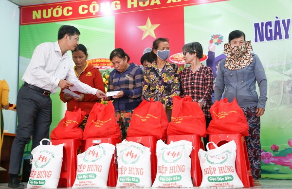 Bộ đội biên phòng Tây Ninh đem niềm vui đến với dân, học sinh vùng biên giới