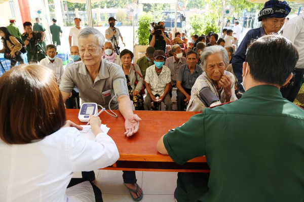 Bộ đội biên phòng Tây Ninh đem niềm vui đến với dân, học sinh vùng biên giới