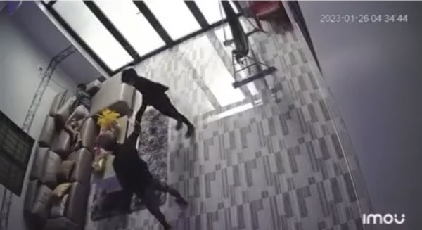 Cà Mau: Cầm hung khí đột nhập nhà, trộm lư đồng, tôm khô