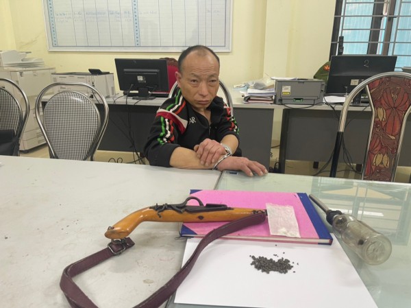 Cảnh sát bắt đối tượng vận chuyển ma túy mang theo súng