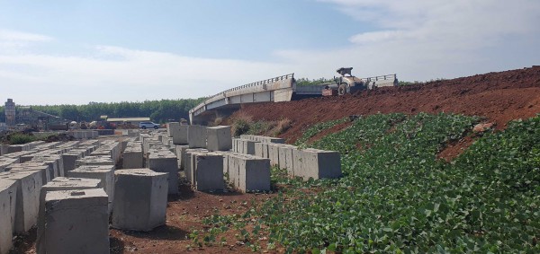 Cao tốc Phan Thiết - Dầu Giây: Thiếu đất đắp 