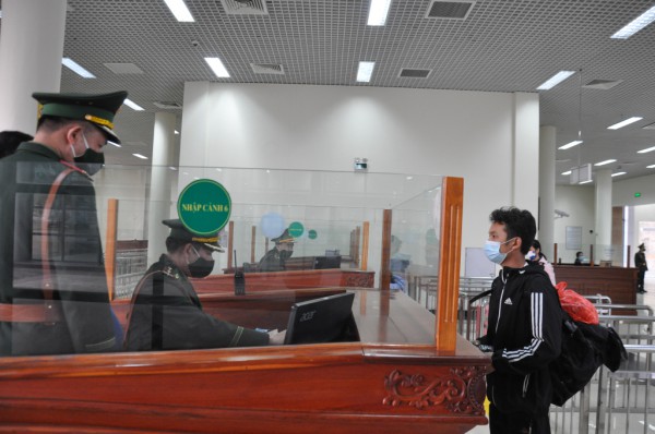 Chưa nhiều người Việt xuất cảnh qua cửa khẩu Móng Cái Chưa nhiều người Việt xuất cảnh qua cửa khẩu Móng Cái