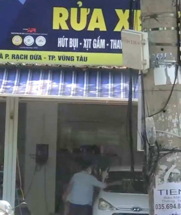 Cô gái mặc bikini 