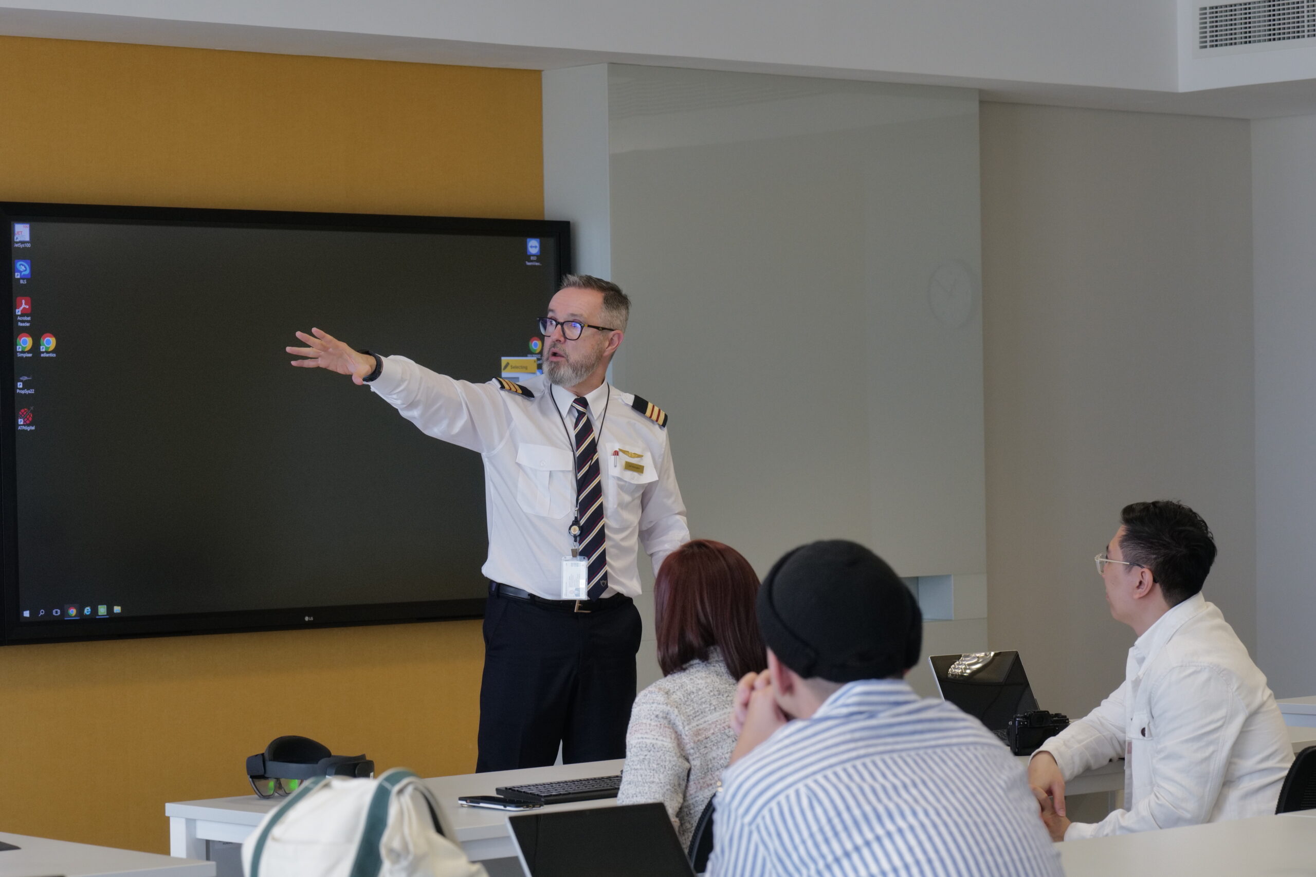 Có gì đặc biệt bên trong Học viện đào tạo phi công của hãng hàng không Emirates?