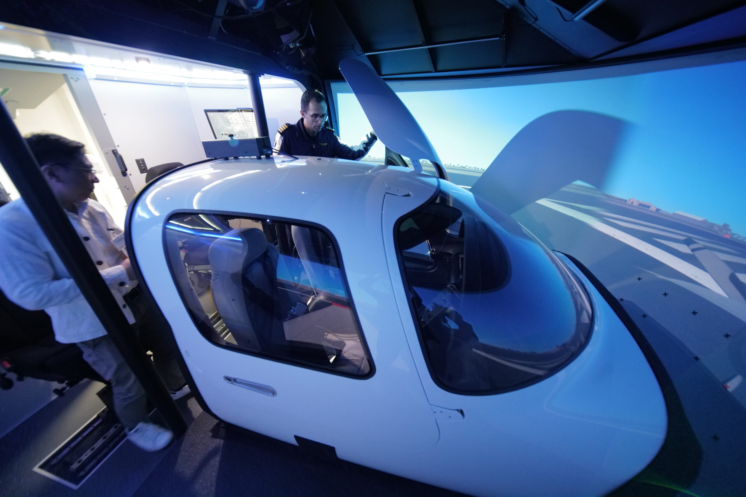 Có gì đặc biệt bên trong Học viện đào tạo phi công của hãng hàng không Emirates?