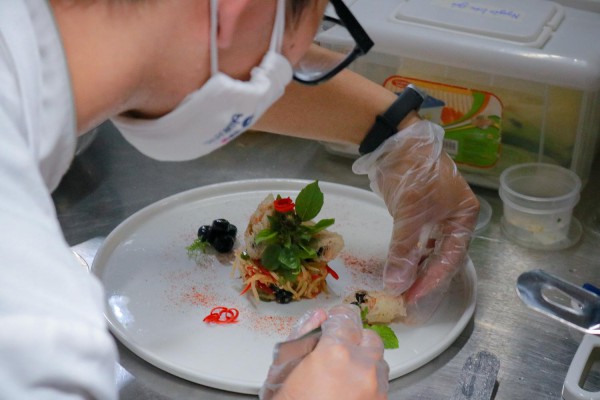 Có ngoại hình đẹp, học ngành du lịch và dịch vụ mới thành công?