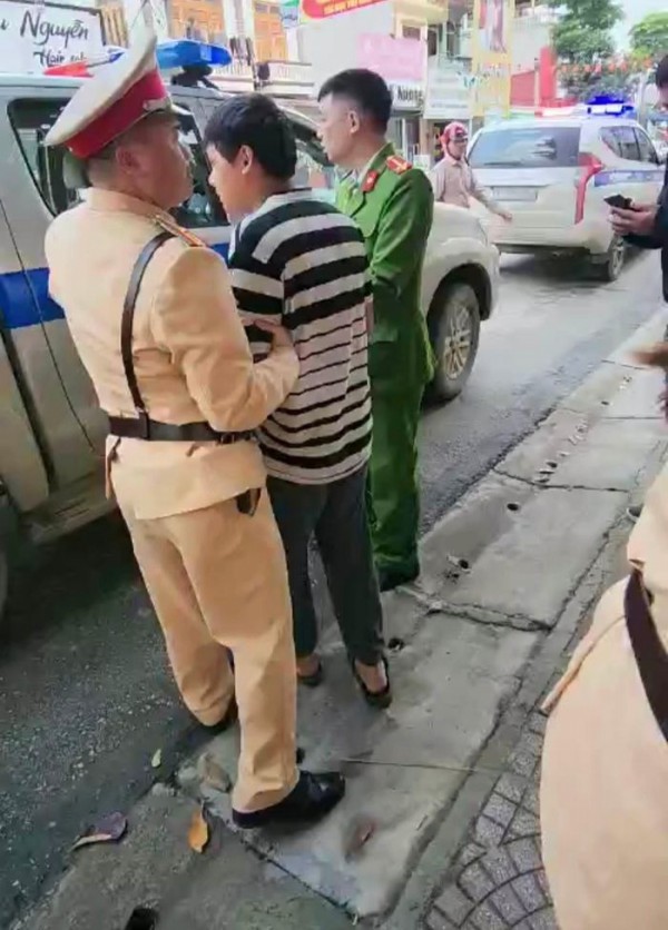 CSGT Lạng Sơn khống chế đối tượng dùng dao chém người