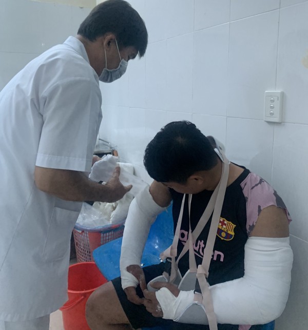 Củng cố hồ sơ xử lý hai vợ chồng đánh gãy tay nhân viên giao hàng ở Quảng Ngãi