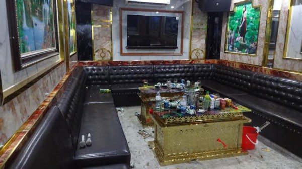 Đập phá khi ăn mừng được ra tù, bị khởi tố tội hủy hoại tài sản