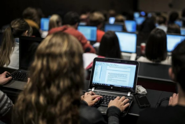 Giảng viên cho sinh viên dùng ChatGPT viết bài