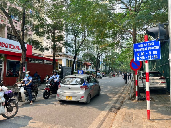 Hà Nội nên dừng hay tiếp tục cấm taxi ở nhiều tuyến phố? Hà Nội nên dừng hay tiếp tục cấm taxi ở nhiều tuyến phố?