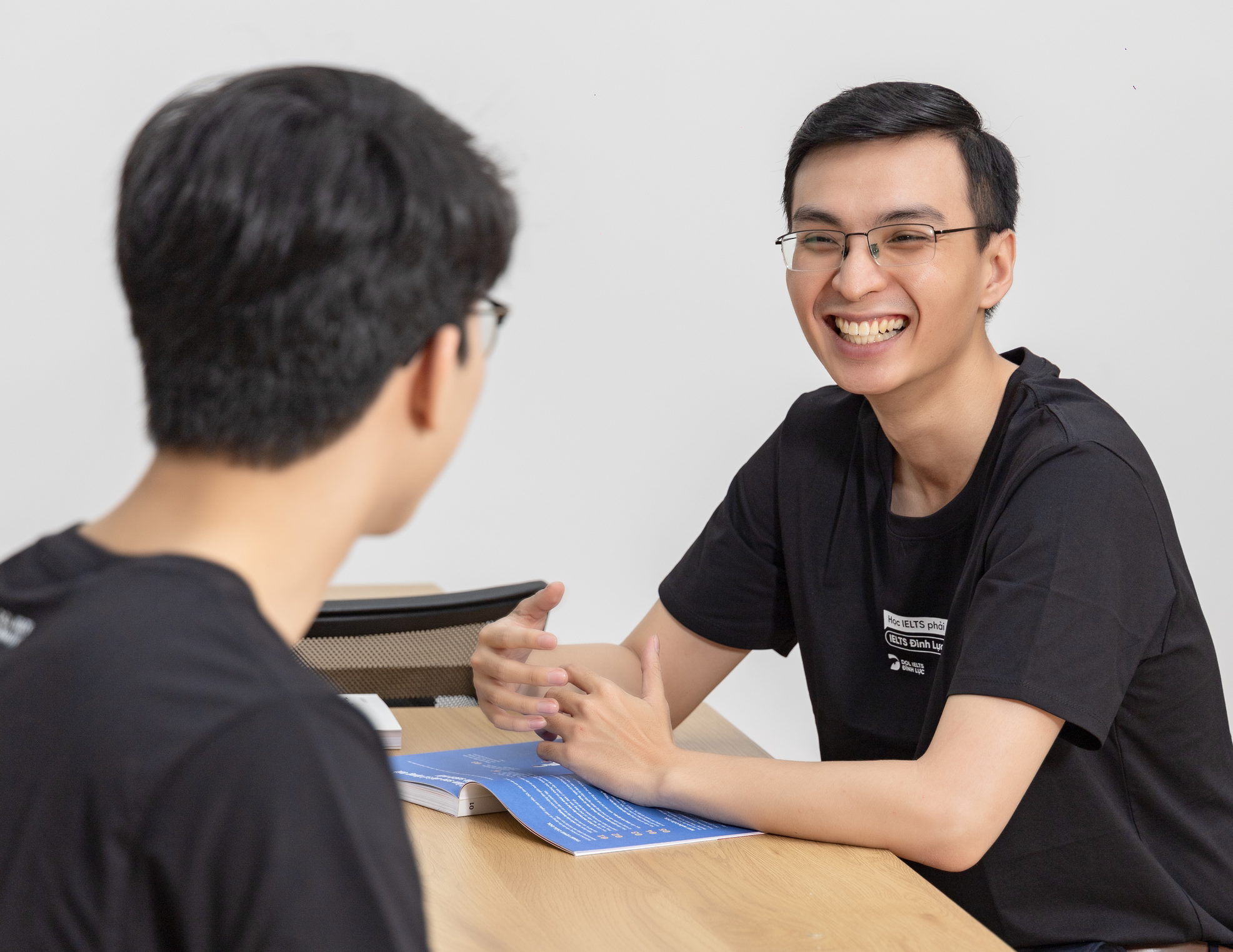 Hai anh em ruột là bác sĩ điển trai, siêu giỏi, điểm IELTS ấn tượng