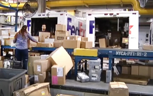 Hãng vận chuyển hàng đầu thế giới Fedex sa thải hơn 10% nhân viên