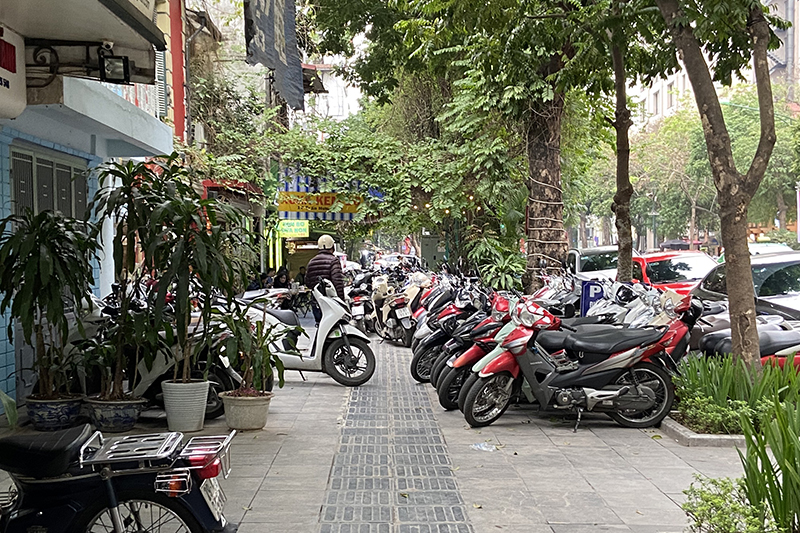 Hệ luỵ từ cho thuê vỉa hè Hệ luỵ từ cho thuê vỉa hè