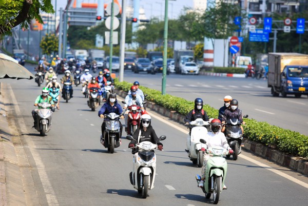 Hết se lạnh, người dân TP.HCM đối mặt nắng nóng đầu năm: Mưu sinh giữa trưa Hết se lạnh, người dân TP.HCM đối mặt nắng nóng đầu năm: Mưu sinh giữa trưa