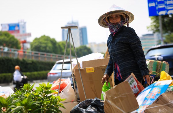 Hết se lạnh, người dân TP.HCM đối mặt nắng nóng đầu năm: Mưu sinh giữa trưa Hết se lạnh, người dân TP.HCM đối mặt nắng nóng đầu năm: Mưu sinh giữa trưa