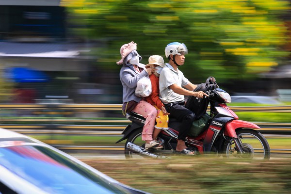 Hết se lạnh, người dân TP.HCM đối mặt nắng nóng đầu năm: Mưu sinh giữa trưa Hết se lạnh, người dân TP.HCM đối mặt nắng nóng đầu năm: Mưu sinh giữa trưa