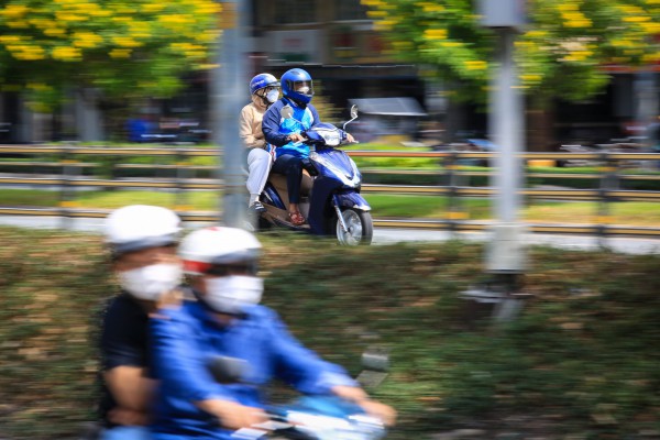 Hết se lạnh, người dân TP.HCM đối mặt nắng nóng đầu năm: Mưu sinh giữa trưa Hết se lạnh, người dân TP.HCM đối mặt nắng nóng đầu năm: Mưu sinh giữa trưa