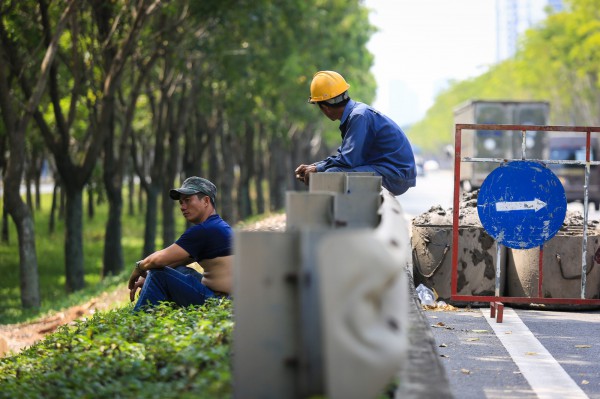 Hết se lạnh, người dân TP.HCM đối mặt nắng nóng đầu năm: Mưu sinh giữa trưa Hết se lạnh, người dân TP.HCM đối mặt nắng nóng đầu năm: Mưu sinh giữa trưa