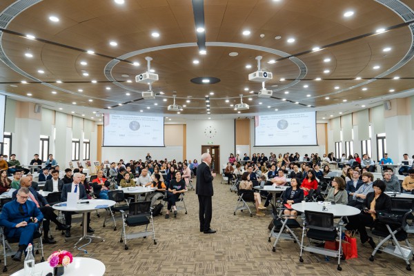 Hiệu trưởng ĐH Cornell: 