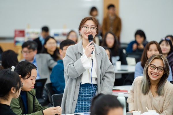 Hiệu trưởng ĐH Cornell: 