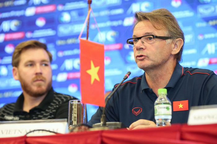 HLV Philippe Troussier gặp Quang Hải tại Pháp