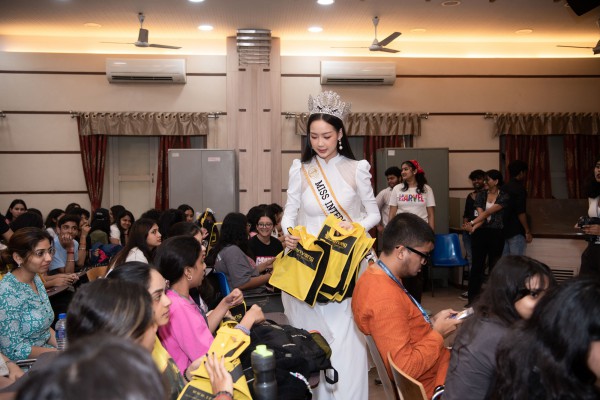 Hoa hậu Bảo Ngọc diễn thuyết trước hàng trăm sinh viên tại đại học ở Ấn Độ
