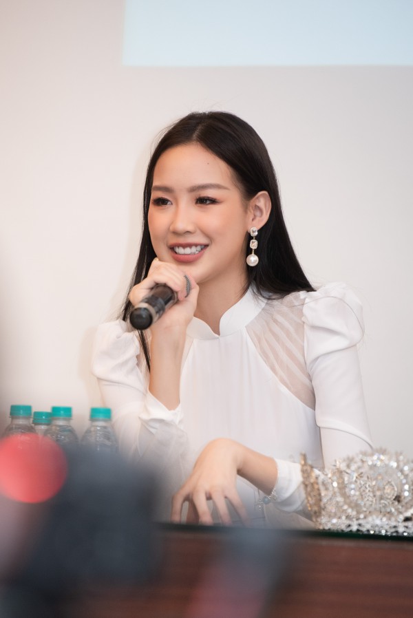 Hoa hậu Bảo Ngọc diễn thuyết trước hàng trăm sinh viên tại đại học ở Ấn Độ