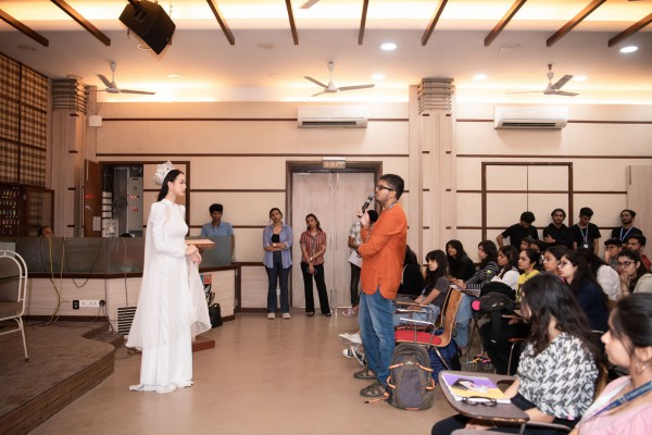 Hoa hậu Bảo Ngọc diễn thuyết trước hàng trăm sinh viên tại đại học ở Ấn Độ