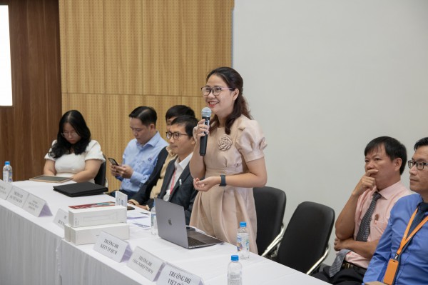 Học sinh hỏi, giảng viên Học sinh hỏi, giảng viên