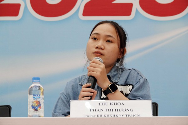 Học sinh hỏi, giảng viên Học sinh hỏi, giảng viên