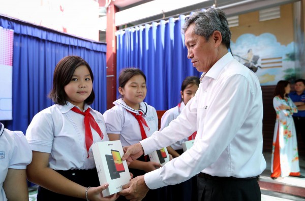 Học sinh ngôi trường phải đi học nhờ môn tin học được tặng máy tính bảng