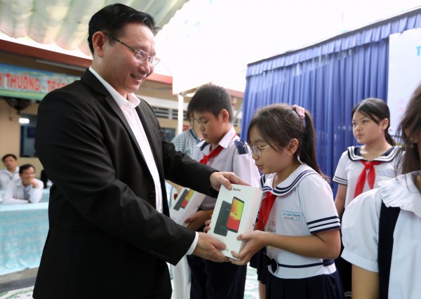 Học sinh ngôi trường phải đi học nhờ môn tin học được tặng máy tính bảng