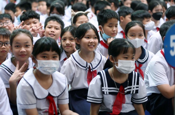 Học sinh ngôi trường phải đi học nhờ môn tin học được tặng máy tính bảng