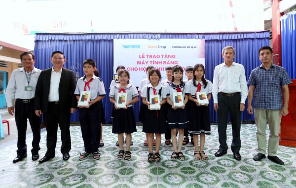 Học sinh ngôi trường phải đi học nhờ môn tin học được tặng máy tính bảng