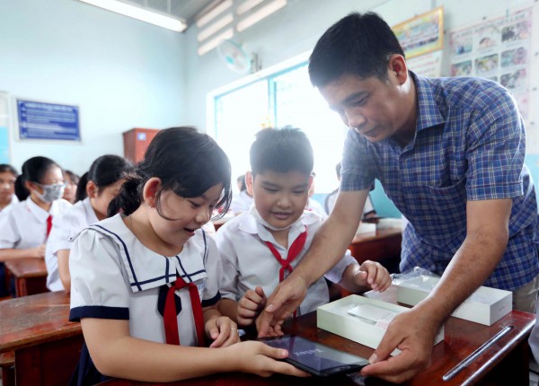Học sinh ngôi trường phải đi học nhờ môn tin học được tặng máy tính bảng