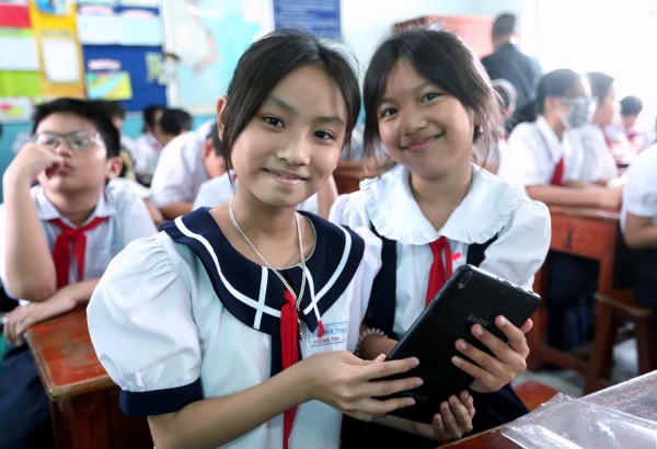 Học sinh ngôi trường phải đi học nhờ môn tin học được tặng máy tính bảng