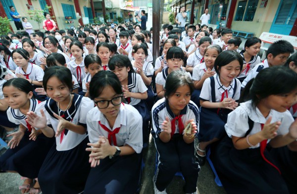 Học sinh ngôi trường phải đi học nhờ môn tin học được tặng máy tính bảng