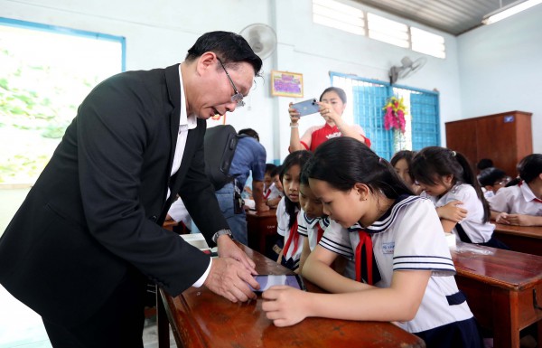 Học sinh ngôi trường phải đi học nhờ môn tin học được tặng máy tính bảng
