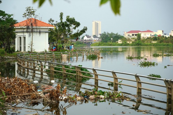 Kè hồ trăm tỉ ở Cần Thơ xuống cấp nghiêm trọng, ô nhiễm rác thải triền miên