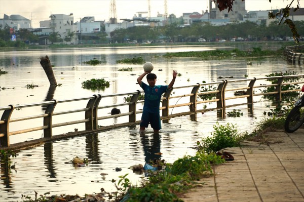 Kè hồ trăm tỉ ở Cần Thơ xuống cấp nghiêm trọng, ô nhiễm rác thải triền miên