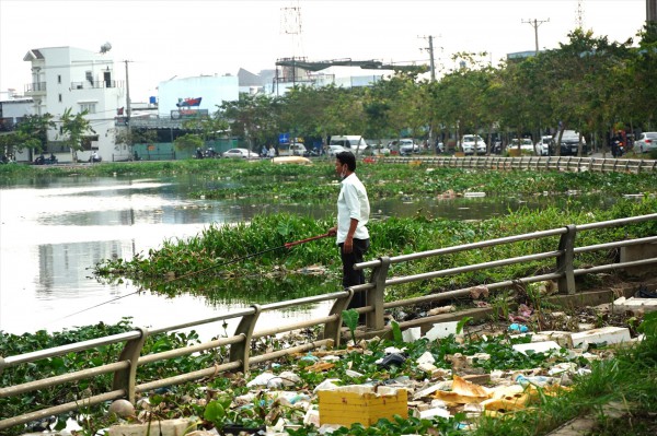 Kè hồ trăm tỉ ở Cần Thơ xuống cấp nghiêm trọng, ô nhiễm rác thải triền miên